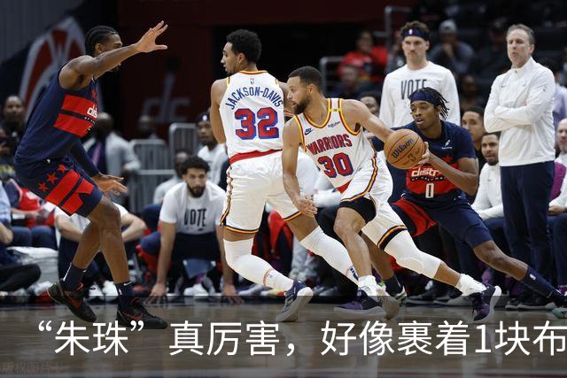 “朱珠”真厉害，好像裹着1块布就走机场，上半身任性下半身松弛